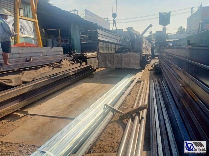 Giao 80 cây thép I300 thi công kết cấu chính dự án kho bãi tại Bến Lức