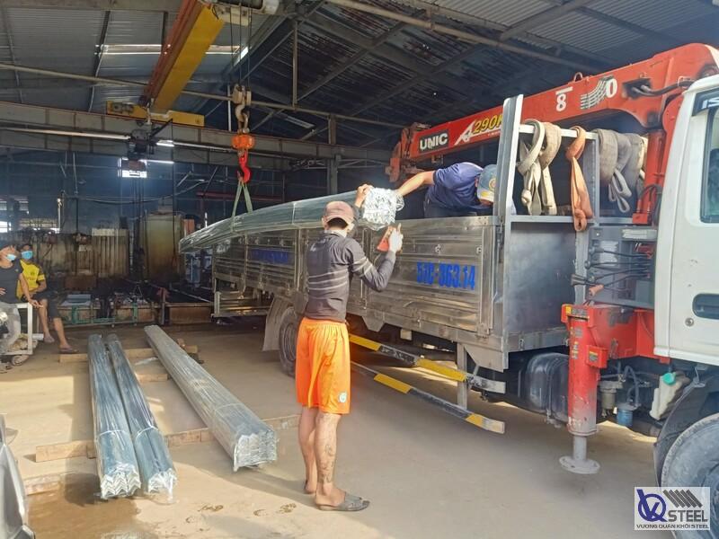 Giao 160 cây thép V63 tại Cách Mạng Tháng 8, Quận 3, thi công khung mái và bảng hiệu cửa hàng