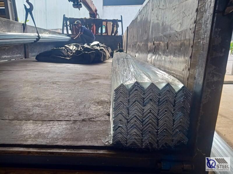 Giao 170 cây thép V63 tại Nguyễn Tất Thành, Quận 4, thi công khung mái và bảng hiệu cửa hàng