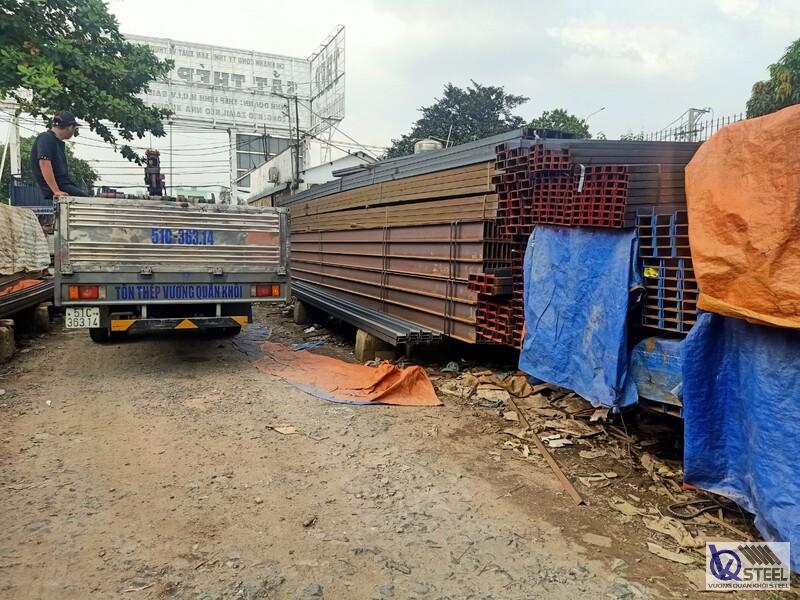 Giao 140 cây thép U120 tại Hải Thượng Lãn Ông, Quận 5, dùng làm khung sàn lửng và hệ xà gồ cho căn hộ dịch vụ cải tạo