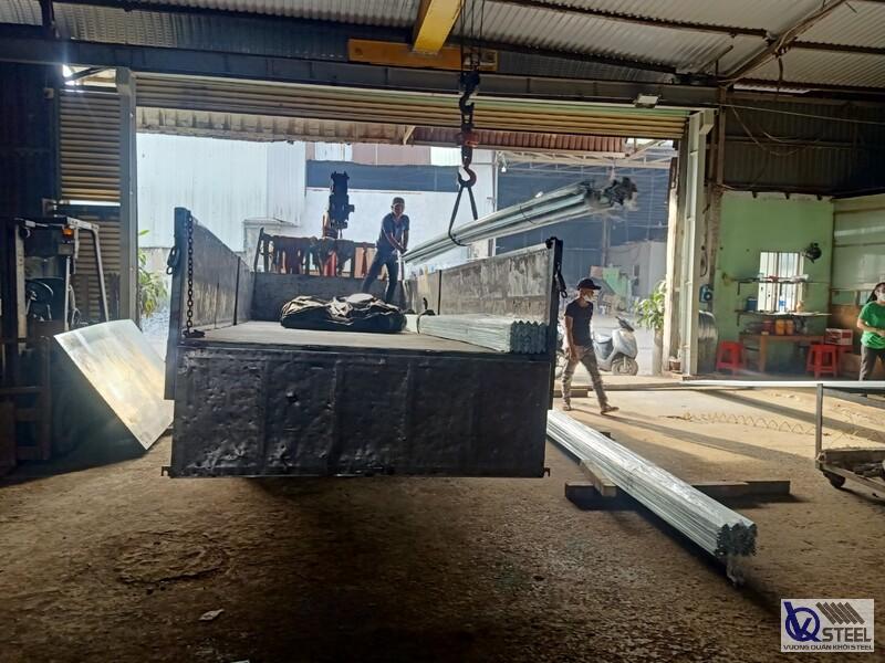 Giao 190 cây thép V63 tại Châu Văn Liêm, Quận 5, thi công khung mái che và bảng hiệu cửa hàng mặt tiền