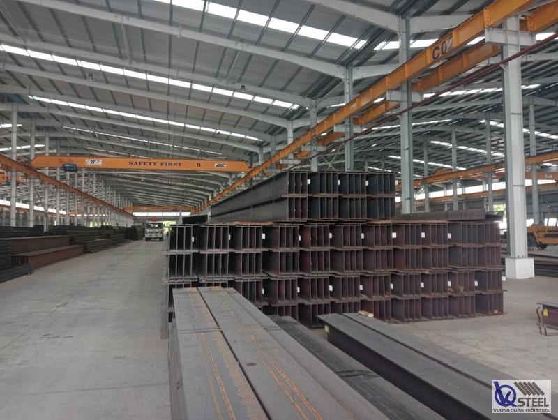 Giao 110 cây thép H200 tại Lê Văn Lương, Quận 7, phục vụ thi công khung dầm chịu lực cho nhà phố nâng tầng