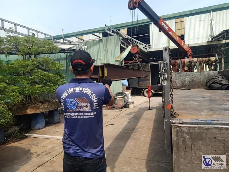Giao 95 cây thép I250 tại Nguyễn Thị Thập, Quận 7, dùng làm dầm sàn cho văn phòng và showroom