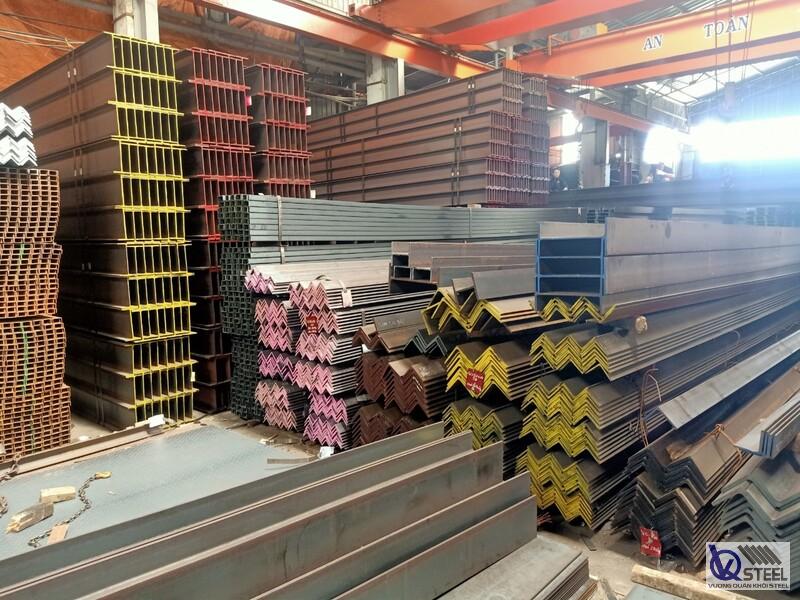 Giao 180 cây thép V63 tại Tân Phong, Quận 7, lắp đặt khung mái che và biển hiệu cửa hàng