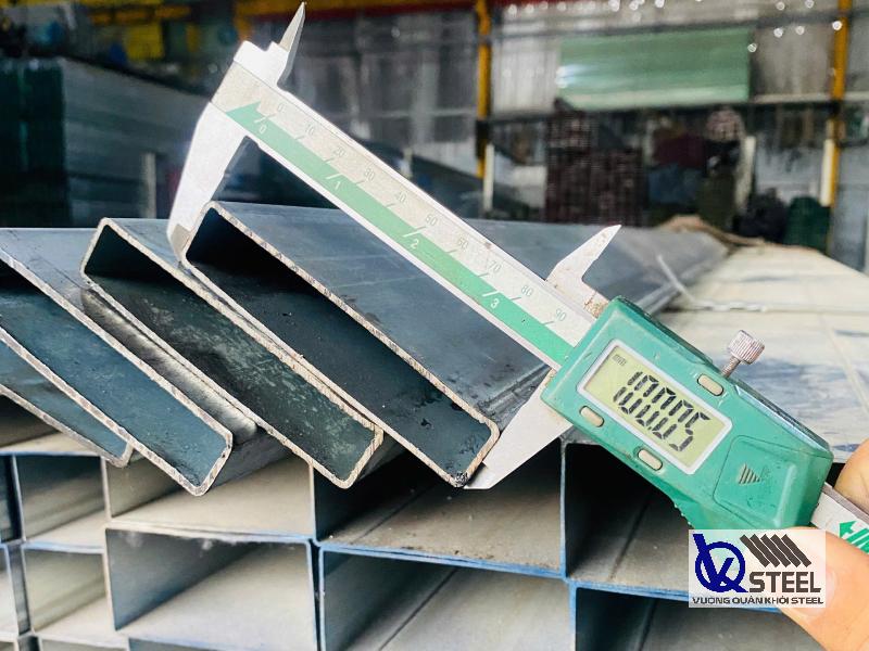 Sắt hộp 20x100 là thép hộp chữ nhật có bản rộng 100mm, tăng độ cứng ngang tốt hơn