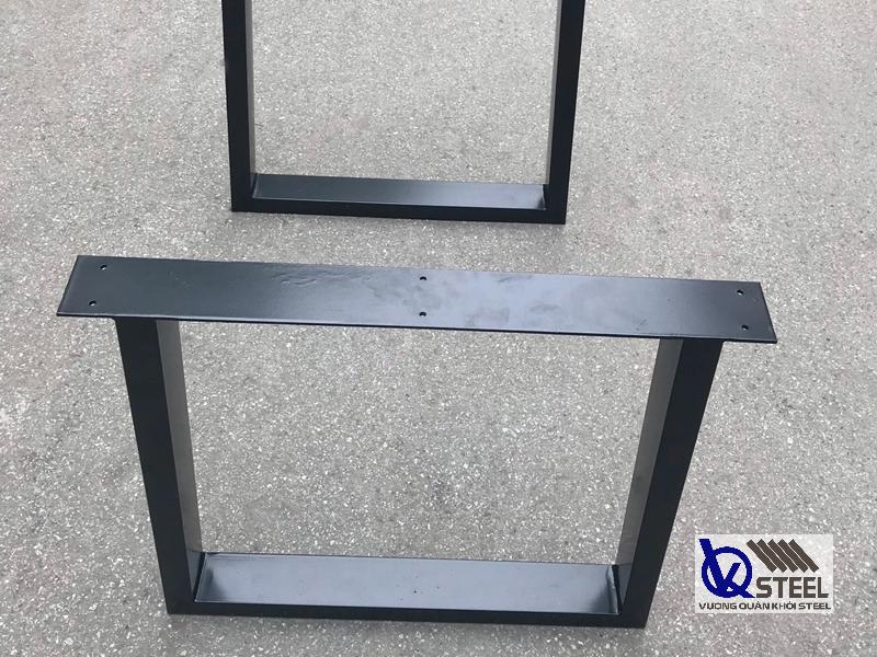 Dùng thép hộp 20x100 làm chân bàn tăng diện tích tiếp xúc, đảm bảo chắc chắn