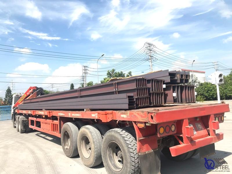 Cung ứng 120 cây I200 Posco cho biệt thự tại Nhơn Đức, giao trực tiếp bằng xe tải vào công trình.