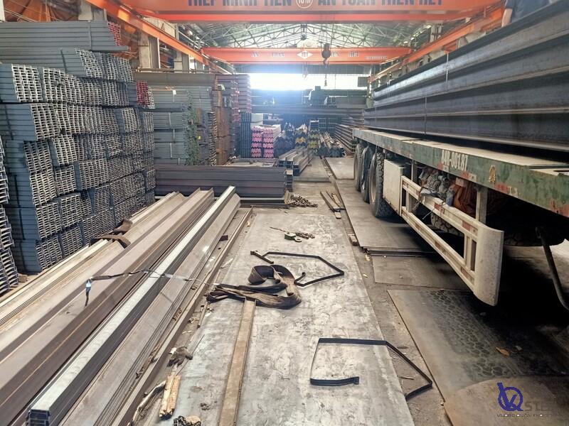 100 cây thép H200 Posco cho căn hộ cho thuê trên Nguyễn Kiệm, dùng xe nhỏ do mặt bằng hẹp.