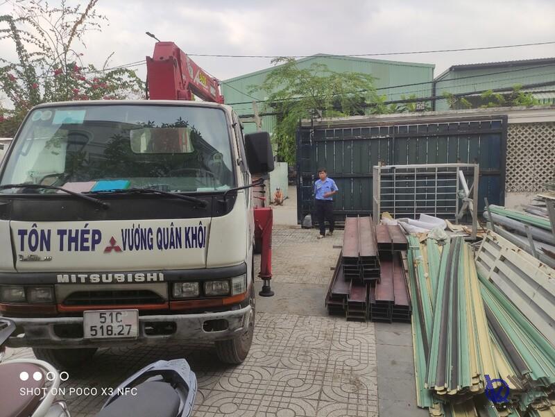 Giao 55 cây thép H150 Posco phục vụ thi công nhà hàng trên đường Trần Hưng Đạo, Quận 5.