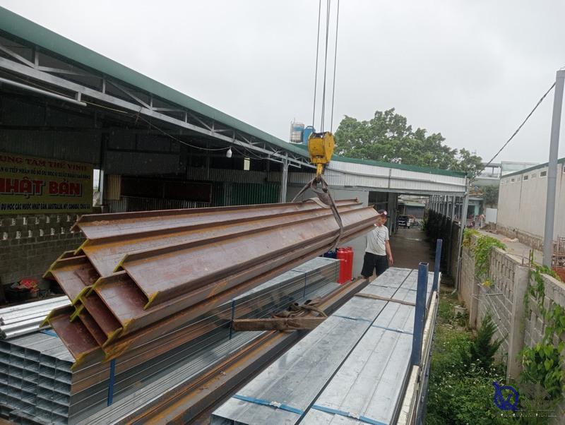 Bàn giao 46 cây thép H200 Posco cho công trình khách sạn mini trên đường Châu Văn Liêm, Quận 5.