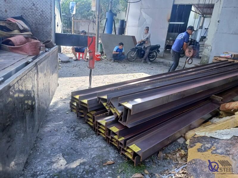 200 cây H200 Posco cho nhà xưởng tại KCN Tân Phú Trung, xe đầu kéo vào thẳng, cẩu xuống tại chỗ.