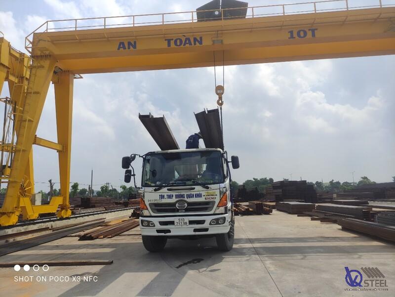 Giao 90 cây H150 Posco cho xưởng cơ khí tại Xuân Thới Sơn, chia 2 đợt theo tiến độ dựng khung.