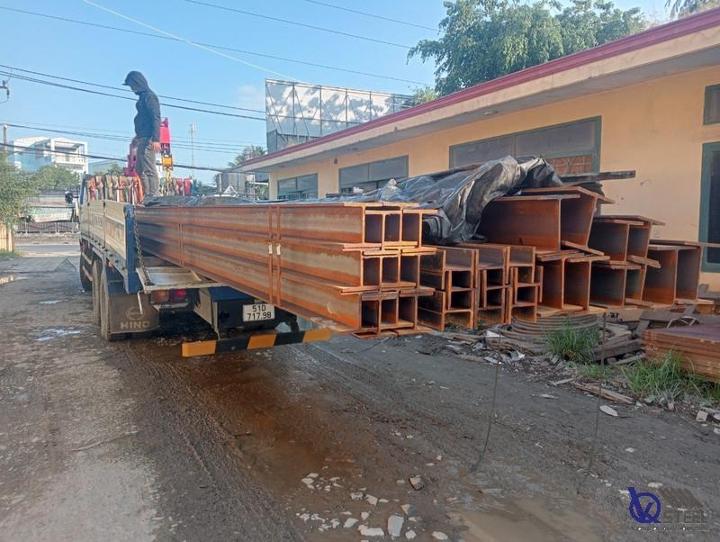 Giao 100 cây H125 Posco cho công trình nhà ở kết hợp kinh doanh tại Bà Điểm, sử dụng xe tải vừa do khu dân cư đông.