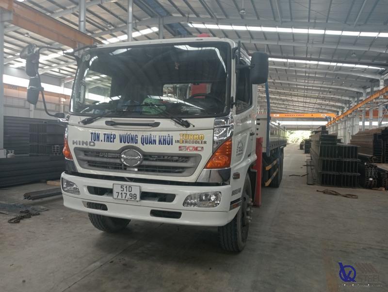 Giao 120 cây thép H150 Posco cho xưởng nhỏ trong hẻm Tân Hương, dùng xe tải nhỏ để vào tận công trình.