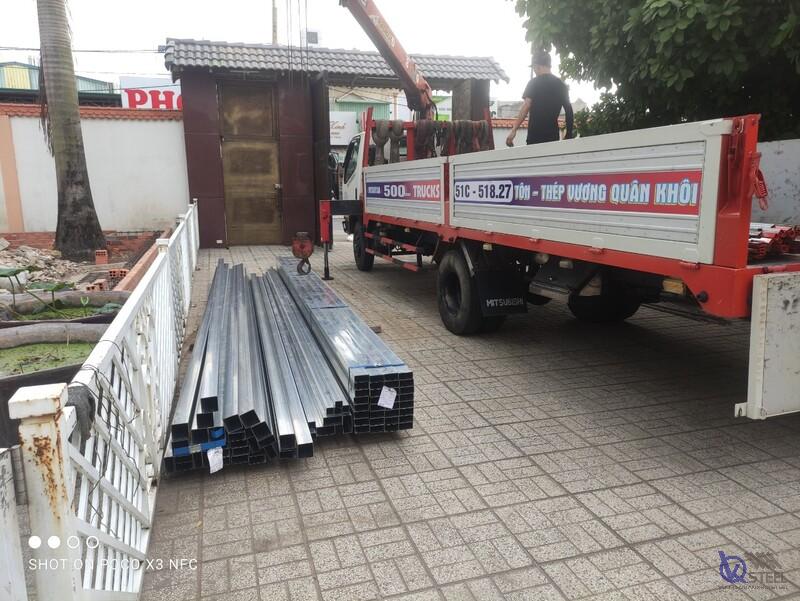 Giao thép hộp mạ kẽm 40x80x2.0mm cho công trình mái che trên đường Sư Vạn Hạnh