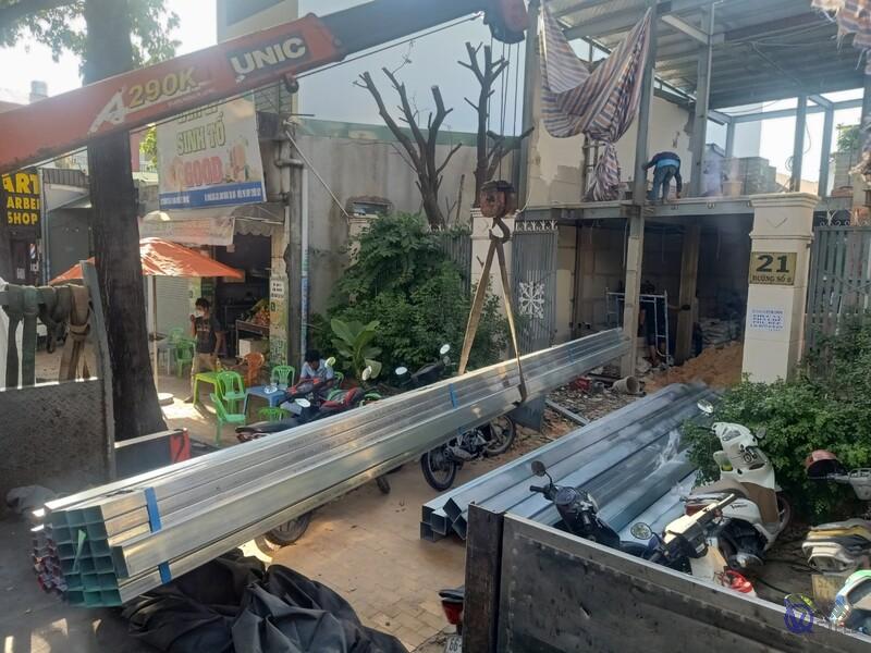 Thép hộp mạ kẽm 30x60mm dùng làm khung bảng hiệu trên đường Trần Hưng Đạo