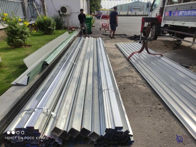 Thép hộp vuông 40x40mm làm kệ trưng bày hàng hóa tại chợ Kim Biên
