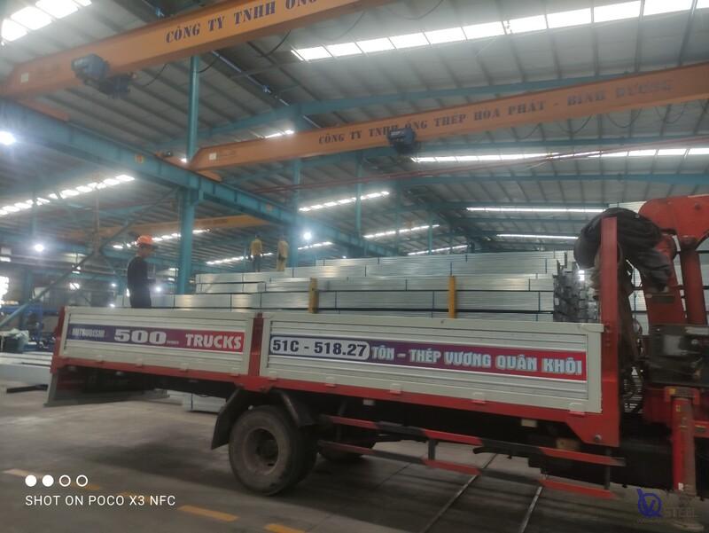 Thép hộp mạ kẽm 40x60mm làm mái che khu bốc xếp hàng trên đường Hậu Giang