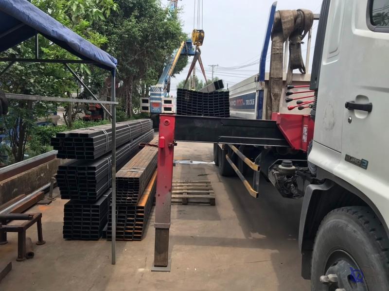Thép hộp đen 30x50mm làm khung ki-ốt bán hàng gần chợ Bình Tây