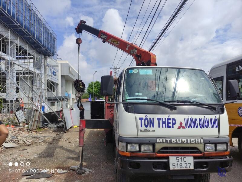 Thép hộp vuông 40x40mm làm khung kho nông sản gần khu chợ đầu mối Bình Điền