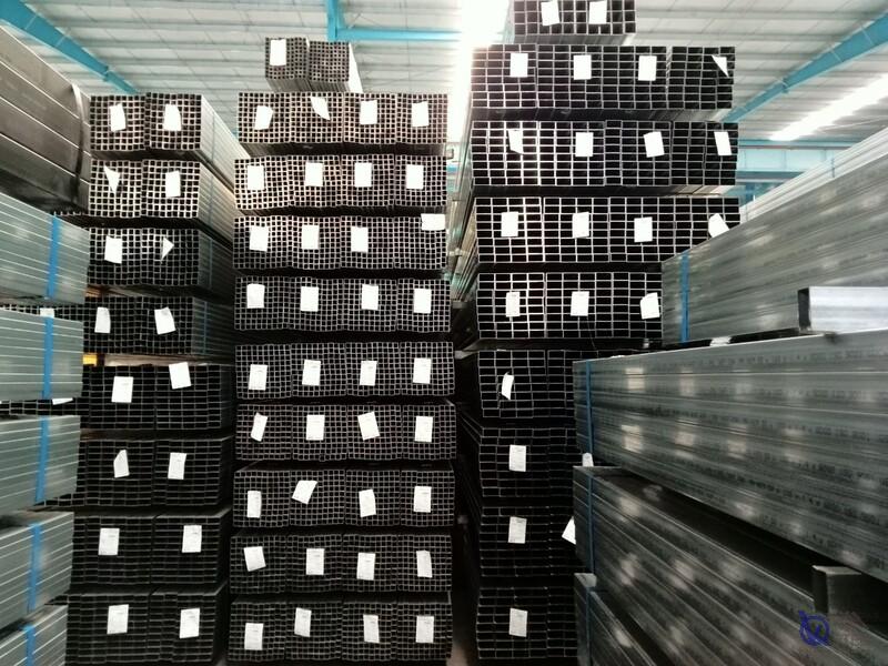 Thép hộp mạ kẽm 18x18mm làm hàng rào nhà ở ven kênh trên đường Bến Bình Đông