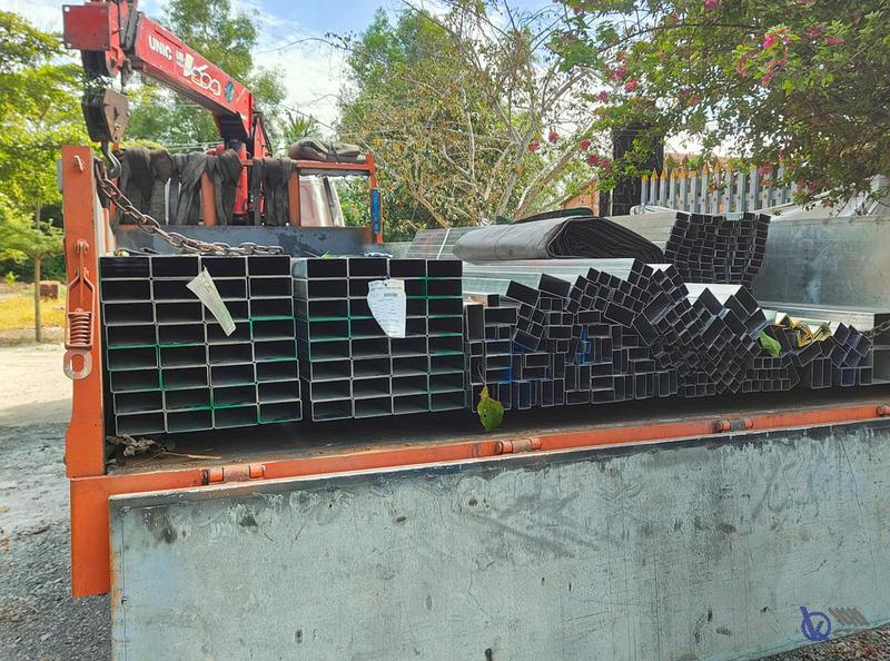 Thép hộp mạ kẽm 20x60mm làm khung bảng hiệu cho quán cà phê trên đường Phan Xích Long