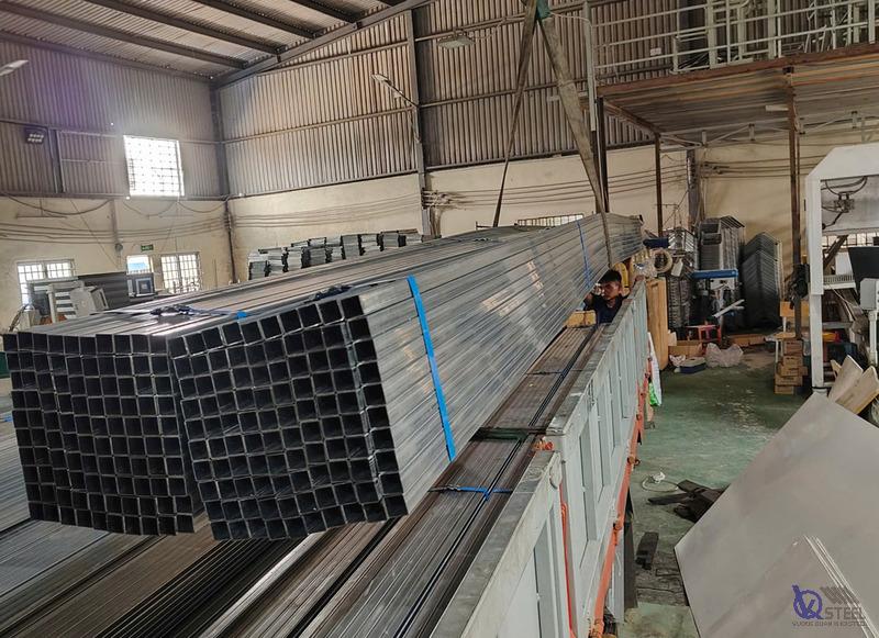 Thép hộp đen 20x20mm làm khung kệ trưng bày cho cửa hàng thời trang trên đường Phan Đăng Lưu