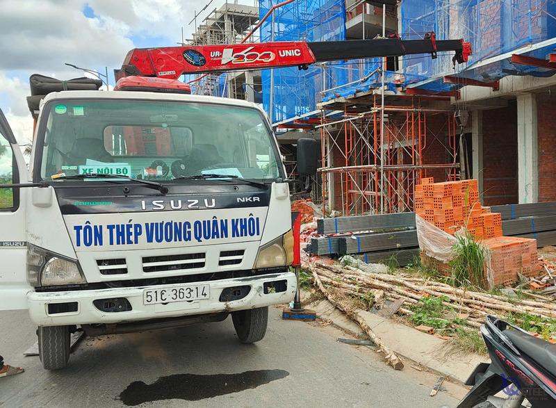 Thép hộp vuông 35x35mm làm khung mái che quán ăn gần đường Nguyễn Văn Trỗi