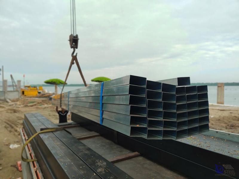 Thép hộp mạ kẽm 50x100 mm làm lan can sân thượng cho homestay trên đường Trần Huy Liệu
