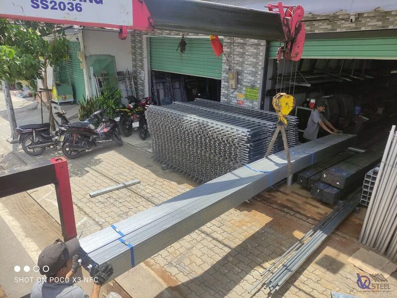 Thép hộp mạ kẽm 25x50mm làm mái che cho cơ sở sản xuất nhỏ gần đường Âu Cơ
